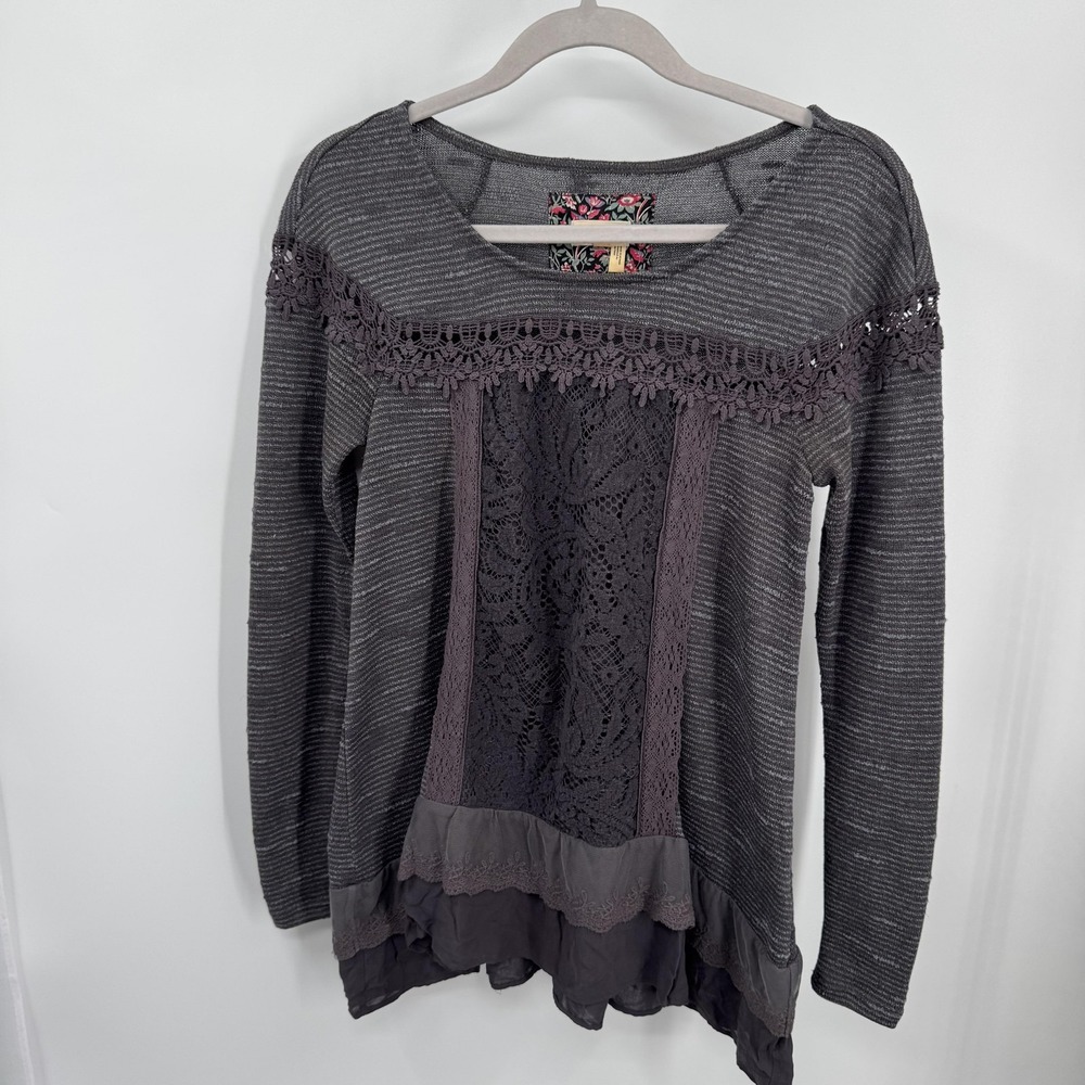 Meadow Rue Top Womens XS Gray Lace Tunic Ruffle Hem Anthropologie Boho‎ Casual